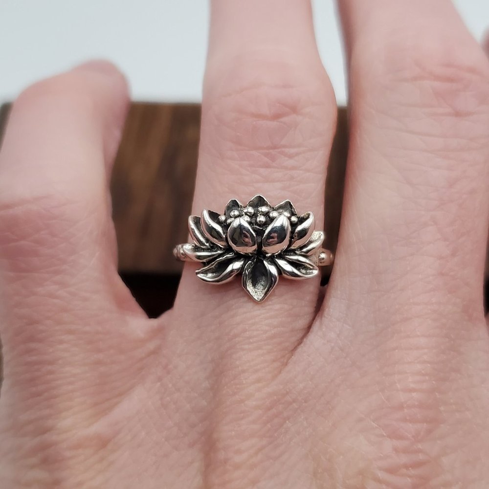 Size 7 925 Sterling Silver Beautiful Lotus Style Flower Ring